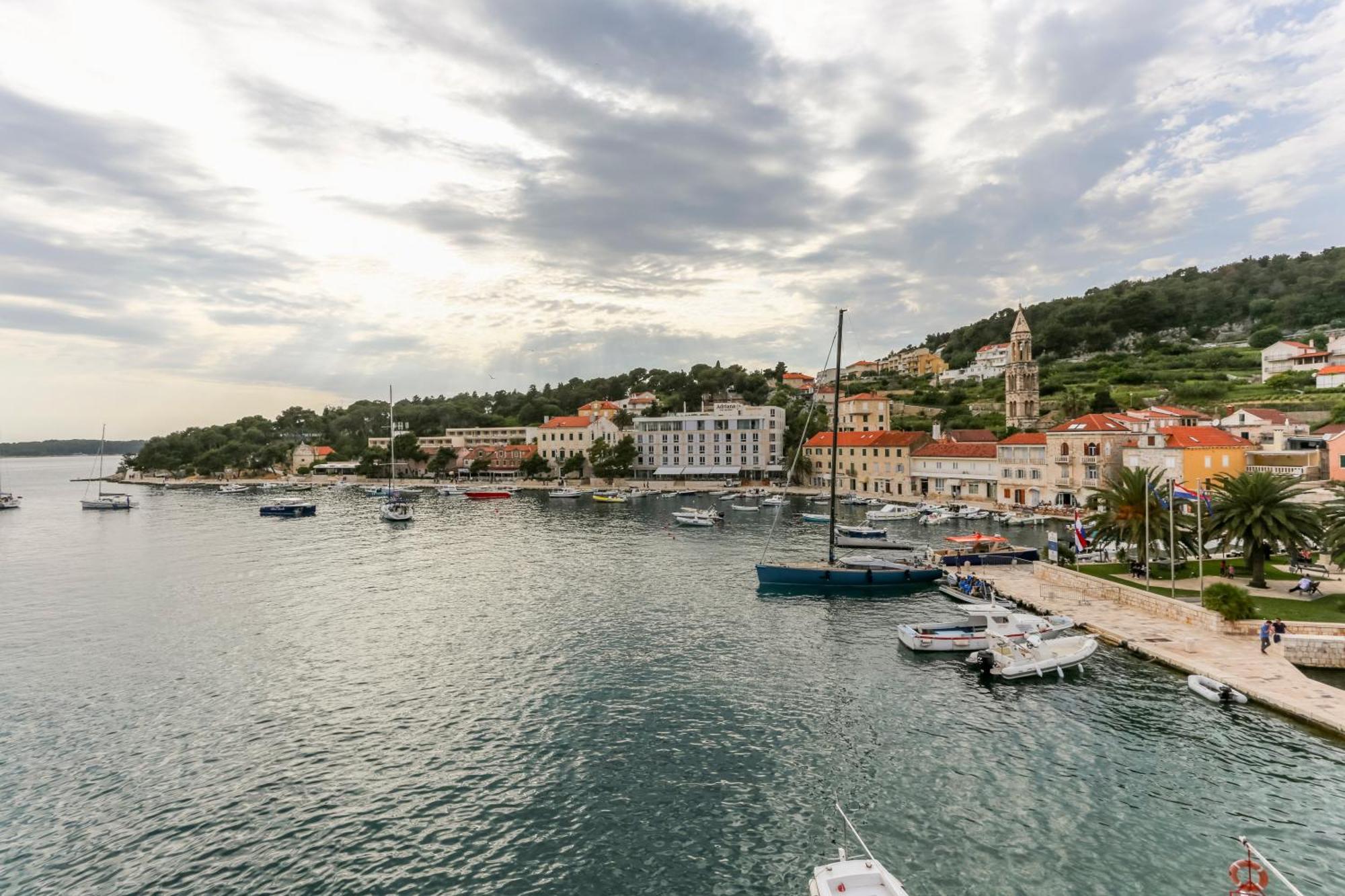 Apartment Lilly With Amazing City View Hvar Town Bagian luar foto