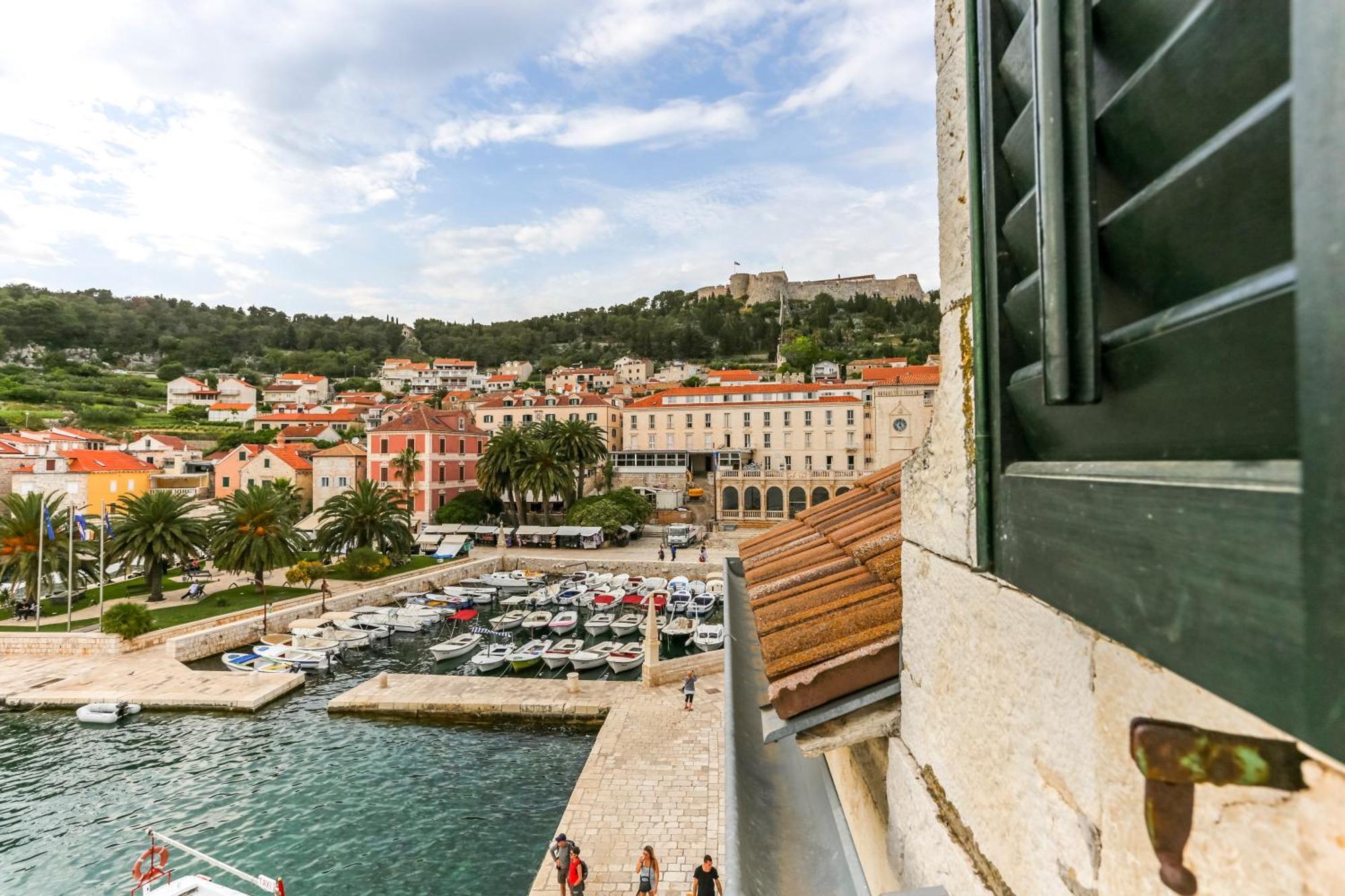 Apartment Lilly With Amazing City View Hvar Town Bagian luar foto
